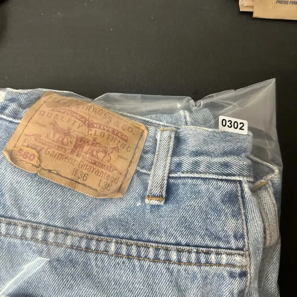 Vintage Levi's 560 Loose Fit Light Wash Jeans - 36x36”